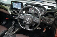 「フロンクス」のインストゥルメントパネルまわり。同車は当初から日本導入を想定して開発されたモデルで、各所に日本のマーケットを意図した設計が盛り込まれている。