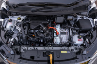 パワーユニットは、ベースとなる「ノート」の4WD車と共通。フロントのモーターが最高出力116PSと最大トルク280N・mを、リアのモーターが同68PSと同100N・mを発生する。