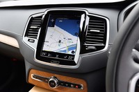 センターコンソール中央に配される9インチの縦型ディスプレイ。Apple CarPlayやAndroid Autoに対応するほか、12セグの地上デジタルTVも視聴できる。