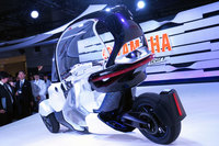 ガラスエリアの広いユニークなキャビンが特徴となっている。