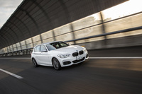 ボディーカラーは「M140i」専用色の「エストリル・ブルー」を含む全7色。テスト車には「アルピン・ホワイトIII」が用いられていた。