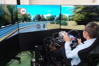 ショーワでは、実際のドライブフィールを評価する手段としてシミュレーターも積極的に活用している。写真はステアリング・サスペンションの協調制御システムを試すためのもの。