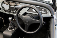 パワーステアリングが装備されるのは「ロードスター」のみ。「4/4」や「プラス4」にはオプションでも用意されていない。