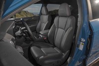 防水性のある素材で仕立てられた「アウトバック ウィルダネス」のシート。前席のヘッドレスト部にはモデル名のエンボス加工が施されている。