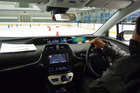 スケートリンクでの氷上テストに臨む筆者。新製品では、加速性能や制動距離といった数値上の差異のほかに、「より安心して乗れる」という心理的メリットを実感することができた。