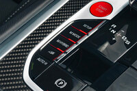 ドライブモードと「Mハイブリッドモード」の操作は、センターコンソールのスイッチで行う。「XM」はMモデルなので、ステアリングホイールにはドライバーが任意で設定したドライブモードを瞬時に呼び出せる、「M1／M2ボタン」も装備されている。