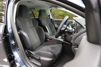 大きく張り出したサイドサポートが目を引くアルカンターラのスポーツシート。前席にはシートヒーターが備わる。