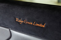 ドアの内張りには「Ridge Green Limited」のステッチがあしらわれる。