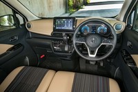 インストゥルメントパネルのデザインコンセプトは「ホリゾンタルアクシス」。水平基調のすっきりとした形状で、良好な前方視界を目指した。