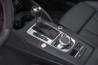 トランスミッションは、7段ATのみ。シフトレバーのそばには、インフォテインメントシステムの操作スイッチやエンジンのオンオフボタンがレイアウトされる。