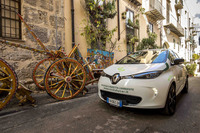 シシリー・バイ・カーのシチリア周遊プラン「ドンナ・シチリア」に供される「ルノーZOE」。シチリアの伝統的な荷車が後方に見える