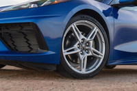 今回の試乗では、標準仕様と「Z51パッケージ」装着車の両方を試すことができた。写真は標準仕様に装着される「ミシュラン・パイロットスポーツALS」。アメリカでは、スポーツカーにも普通にオールシーズンタイヤが用意されるのだ。