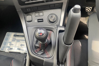 これまで競技ベース車両的位置づけだった「RC」のみにオプション設定されていたサイドブレーキは、現在「GRヤリス」の全グレードで選択できるようになった。