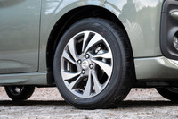 足元の仕様はHEVもMHEVも基本的に共通。ただしホイールの色は異なり、「ソリオ」のHEVはブラック、「ソリオ バンディット」のHEVはミディアムグレー（写真）となる。