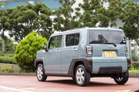 直線を組み合わせたような意匠が特徴のエクステリア。最低地上高は「スズキ・ハスラー」より高く、登録車の小型SUVに匹敵する190mmとなっている。