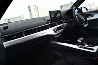 水平基調のインストゥルメントパネルや、それとは分離したセンターコンソールが空間的な開放感を印象づける。中央のモニターは、マイナーチェンジを機に8.3インチから10.1インチへと大型化された。