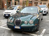 「ジャガーSタイプ」は、フォード傘下の1998年に発表された。2022年シエナで撮影。