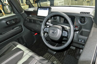 黒を基調としたインテリア。ステアリングホイールは革巻きだ。