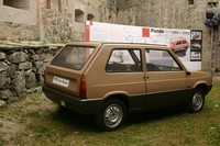 生産型やテールランプの形状、細部のエッジが微妙に異なる。