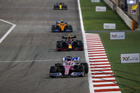 前戦トルコGPで値千金の2位フィニッシュを決めたレーシングポイントのペレス（写真前）。来季のシートは未定のままだが、バーレーンGPでも予選5位を確保し、存在感をアピールした。レースでは3位に上がり好走を続けるも、残り4周で無情にもマシンから白煙が上がりリタイア、2戦連続ポディウムならず。チームメイトのストロールは、予選13位からクラッシュ、横転し序盤に戦列を去った。（Photo=Racing Point）