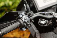 左ハンドルに設けられたスイッチボックス。ボタンは多いが、機能の割り振りがわかりやすく、また各ボタンの操作方法の違いも大きいので、慣れれば直感的に使えるようになる。