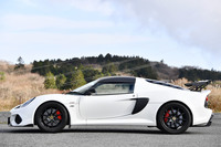 【ロータス・エキシージ スポーツ410】
	ボディーサイズ：全長×全幅×全高＝4080×1800×1130mm／ホイールベース：2370mm／車重：1110kg／駆動方式：MR／エンジン：3.5リッターV6 DOHC 24バルブ スーパーチャージャー付き／トランスミッション：6段MT／最高出力：416PS（306kW）/7000rpm／最大トルク：410N・m（41.8kgm）/2500-7000rpm／タイヤ：（前）215/45ZR17 91Y XL／（後）285/30ZR18 97Y XL（ミシュラン・パイロットスポーツ カップ2）／燃費：--km/リッター／価格：1358万5000円
	
	【取材時の燃費データ】
	テスト距離：232.4km（市街地1：高速道路7：山岳路2）／使用燃料：29.6リッター（ハイオクガソリン）／参考燃費：7.9km/リッター（満タン法）