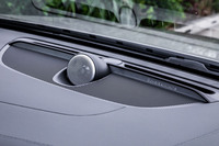 英国の老舗音響ブランドBowers & Wilkinsの「プレミアムサウンドオーディオシステム」は34万円のオプションアイテム。サブウーハー付きの15スピーカーで構成され、トータル出力1100Wを誇る。