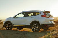 後方へと伸びるサイドウィンドウで「軽快な走り」を表現。「CR-V」伝統の縦型リアランプは継承された。