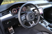 底部がフラットな形状のレザーマルチファンクションステアリングホイールや、アルミ調のペダルクラスターが標準（日本仕様の場合）。