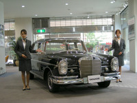 吉田 茂元首相が愛用した1963年「メルセデス・ベンツ300SEラング」。2008年10月、ヤナセ銀座スクエアで撮影。