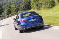 サスペンションはフロントが4リンク式でリアがマルチリンク式。トランクの下に容量25.4kWhのリチウムイオンバッテリーを積む「C300e」では、リアのエアサスが標準装備となる（フロントはコイル）。