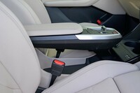 センターコンソールはフローティングスタイル。ドライバー側からは浮いているように見えるが、実際にはパッセンジャー側に柱が付いている。