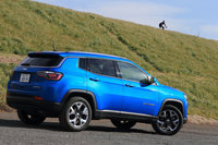 「レネゲード」などに採用されている、コンパクトSUV用のアーキテクチャーをベースに開発された新型「コンパス」。2016年のロサンゼルスオートショーで世界初公開された。