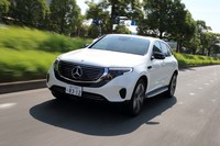 電動ドライブモジュール「eATS」を前後に搭載する「EQC」。その協調制御によりダイナミックな走りとエネルギー効率を高次元で両立させる。