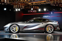 一世代前のFR 12気筒モデルにあたる「812スーパーファスト」（2017年）のキャラクターラインはご覧のとおり。ボディーサイドは車体底部から後ろへと跳ね上がる曲線（曲面）の造形が目を引く意匠で、クルマの“軸感”はあまり意識されていない。