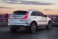 リアコンビランプとバンパーのデザインをリフレッシュ。バンパーに備わるリフレクターは縦型に変更された。新デザインの「20インチダイヤモンドカットアルミホイール」も採用される。