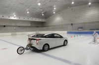 東京のアイススケート場で「X-ICE3＋」の制動テストを行う「トヨタ・プリウス」。この時の室内温度は約5度で、氷温は約－1度。（写真＝webCG）