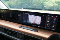 クラウドやAI技術を活用したインフォテインメントシステム、充実したコネクテッド機能なども「ホンダe」の大きな魅力。「アドバンス」には、8基のスピーカーを備えたプレミアムサウンドシステムも装備される。