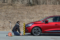 荷室の広さや装備の内容だけでなく、ドライバーズシートからの視界など、実際の使い勝手についても詳細にチェック。（photo：安岡 嘉）