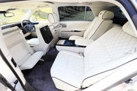 表皮の仕立てはオリジナルでも、ショーファーカーとしての後席の快適装備はきっちりと保たれている。