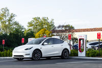 充電前にあらかじめバッテリーを温めておくことで、受電能力を高めるプレコンディショニング機能は、米テスラが初めて実用化したもの。日系のBEVも、ようやく採用することとなった。