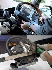 アイアンシールドは凸型の本体部分とバータイプのロック部分の2アイテムで構成される。まずは凸型の本体をステアリング上面から差し込み、ステアリング裏側からバーを挟みこんでロックすれば装着が完了。素材にはステンレス鋼12mmを採用するとともに、Zシリーズにはロック部分のバーにカットシールドを追加するなど、切断に強い設計となっている。  