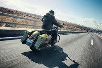 ウインドスクリーンの撤去などにより、ベース車よりは若干軽くなった「ロードキングスペシャル」だが、その車重は372kgと、十分に重量級だ。