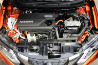 今回の改良では、回生ブレーキの制御の変更やロワーグリルへのグリルシャッターの採用などによってハイブリッド車の燃費性能を改善。JC08モード計測値は、4WD車は従来モデルと同じ20.0km/リッター、FF車は0.2km/リッター向上して20.8km/リッターとなった。