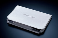 プレミアムナッパ本革仕様の車検証入れも「プリウスAプレミアム“ツーリングセレクション”20thアニバーサリーリミテッド」の特別装備のひとつ。