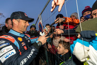 ヒュンダイへと電撃移籍したセバスチャン・ローブ。チームは変わってもその人気は全く衰えず、どこに行ってもファンに囲まれていた。