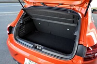 荷室の容量は5人乗車時で391リッター。多くのライバル車をしのぐスペースが確保されている。