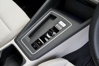 イグニッションスイッチや7段DSGのシフトセレクター、電動パーキングブレーキのスイッチなどは、センターコンソールにまとめて配置。見た目はやや素っ気ないが、機能的でわかりやすい。