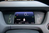 機能の豊富さだけでなく、表示のわかりやすさも追求されたデジタルメーター。照度をコントロールすると“電球”のイラストが表れる親切ぶりだ。