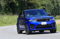 オプションで選択できる、シグネチャー付きピクセルレーザーLEDライトを装備した試乗車。夜間の視認性向上はもちろんのこと、照射位置や範囲を自動で調整してくれ、ナイトドライブのストレス軽減に役立ってくれた。